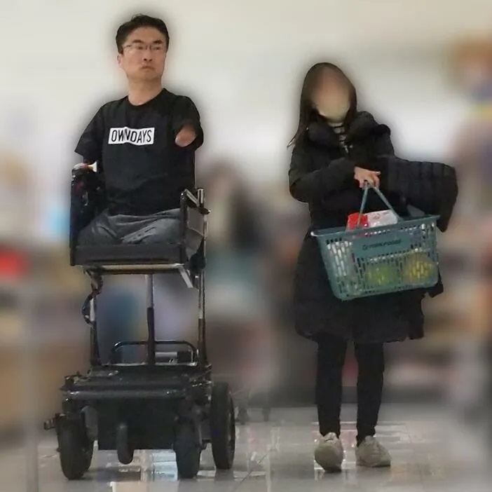 乙武洋匡被日媒拍到和新任年輕女友同進同出。