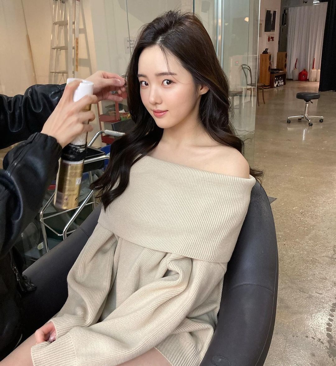 長髮披肩的姜娜言容貌清秀，充滿氣質。