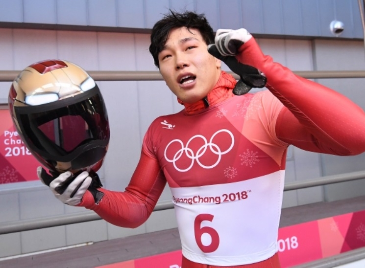 鋼鐵人頭盔已經成為尹誠彬的個人特色。