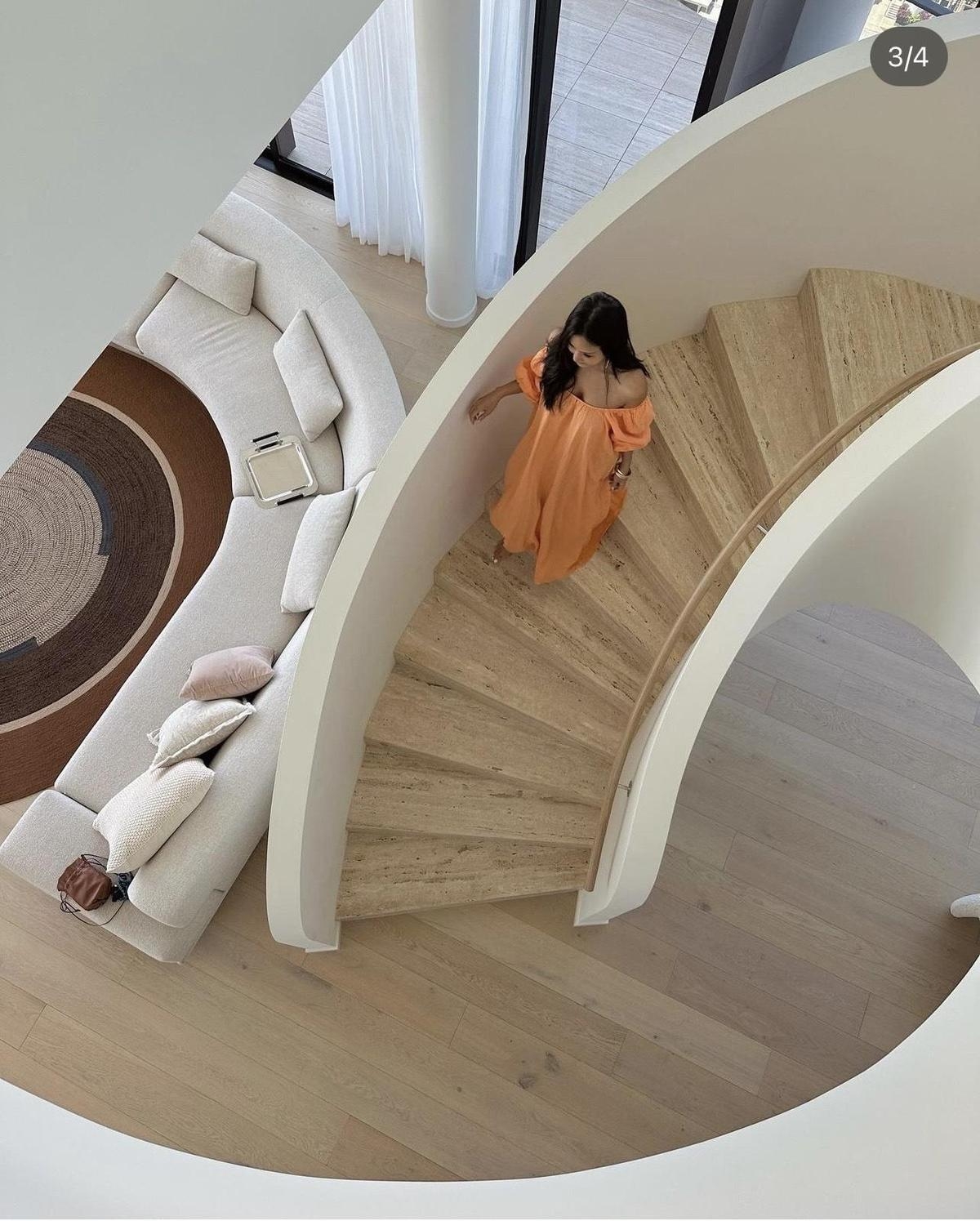 孫芸芸走在夢幻旋轉樓梯當中逐步向下。