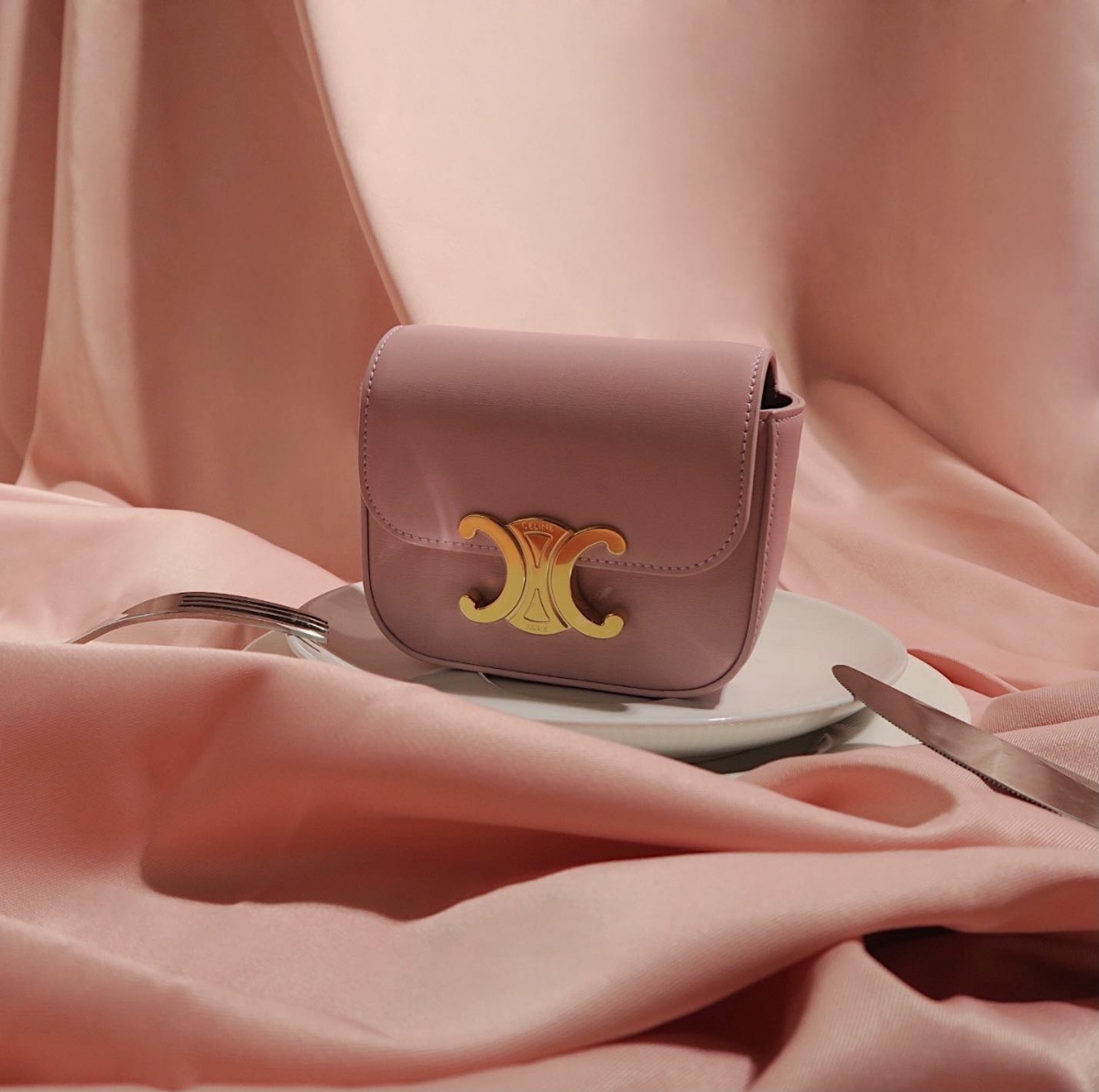 亮面小牛皮迷你型TRIOMPHE手袋淡粉紅NT$ 45,500