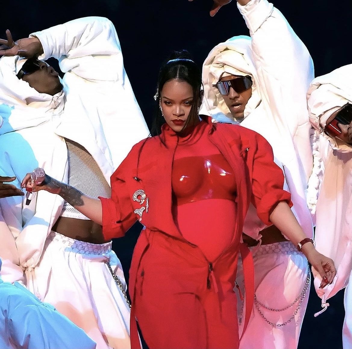 蕾哈娜驚喜挺孕肚登 2023 Super Bowl 超級盃中場秀。