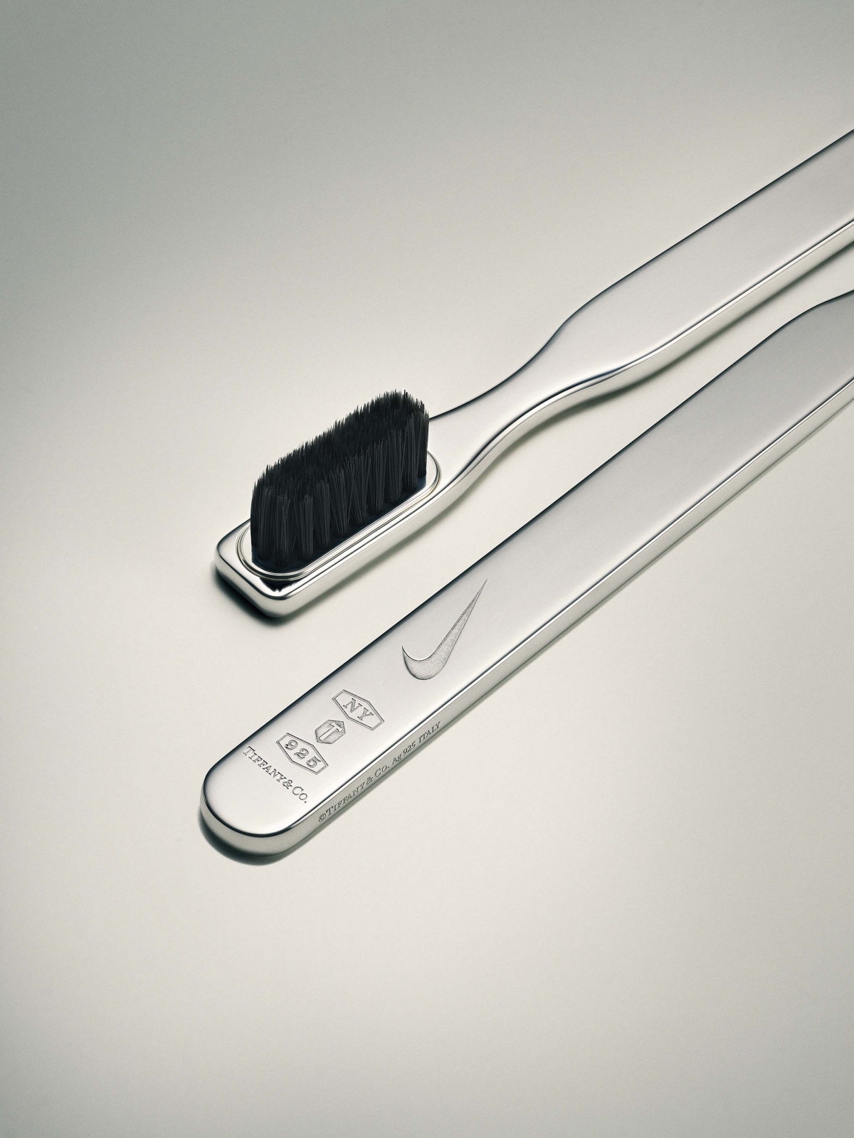 Nike x Tiffany & Co.限量版純銀配飾系列-鞋刷, 建議售價約$250美元至$475美元。