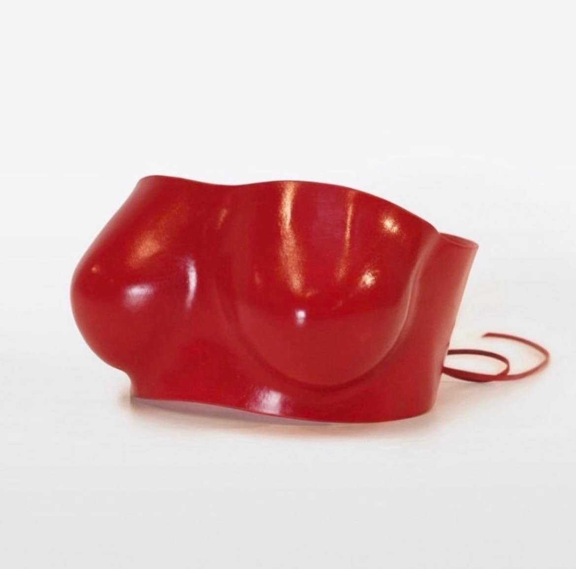 全紅色緊身馬甲由 Loewe 量身定制。