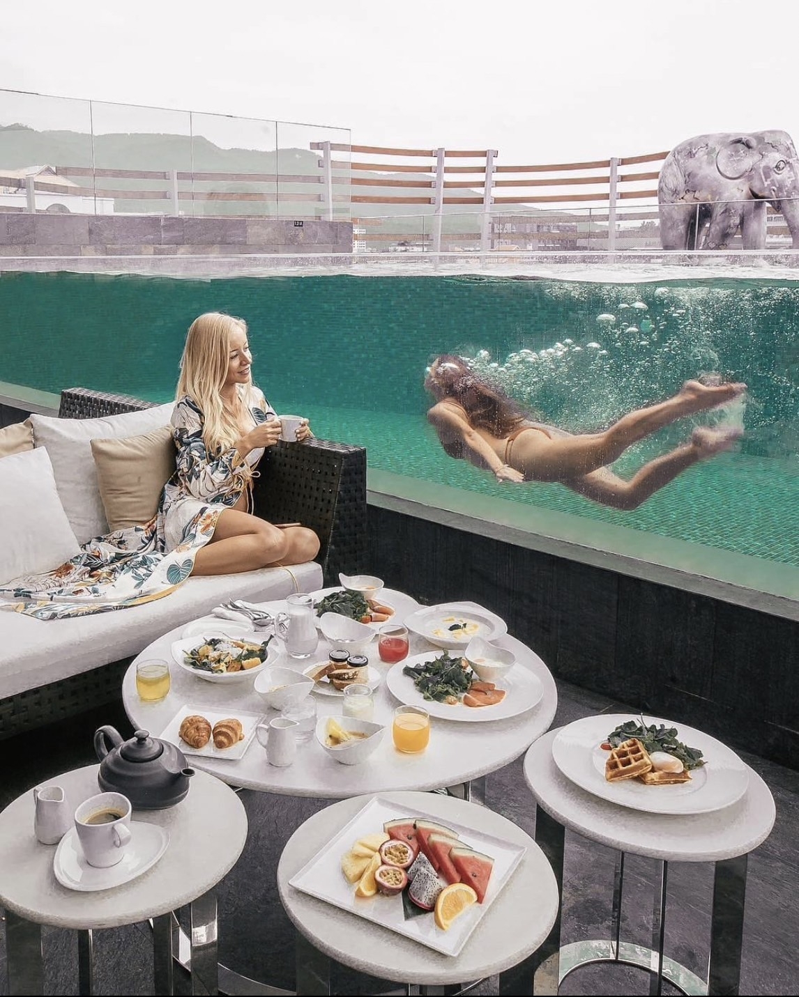 Akyra的透明游泳池，讓好友和另一半都能在池邊欣賞你曼妙的泳姿和身材