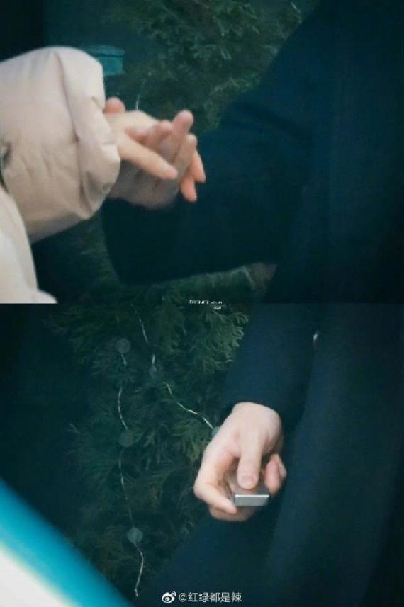 《在暴雪時分》兩人輕輕牽起對方的小手，這畫面閃瞎單身狗！