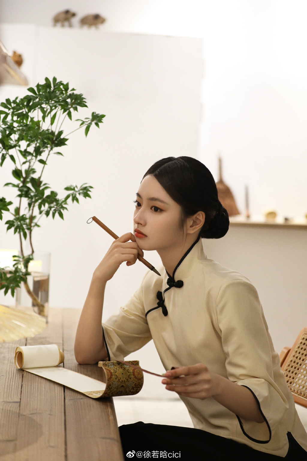 徐若晗換上古裝氣質靈動。