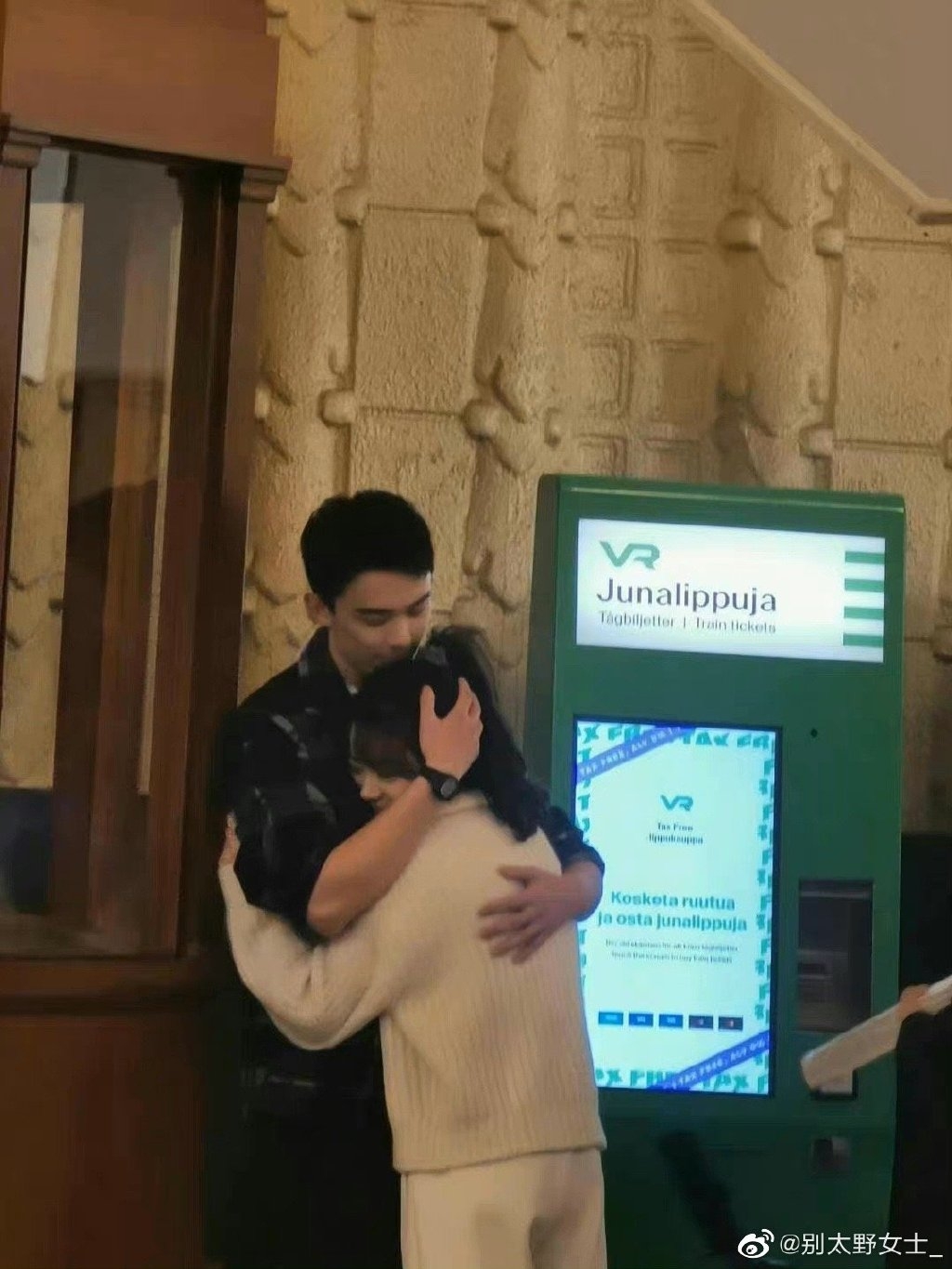 路透照中吳磊對趙今麥呵護備至，好想這樣被男神抱著呀！