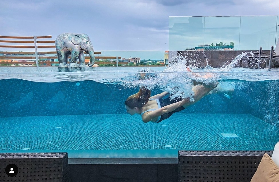 跳入游泳池的瞬間也值得捕捉