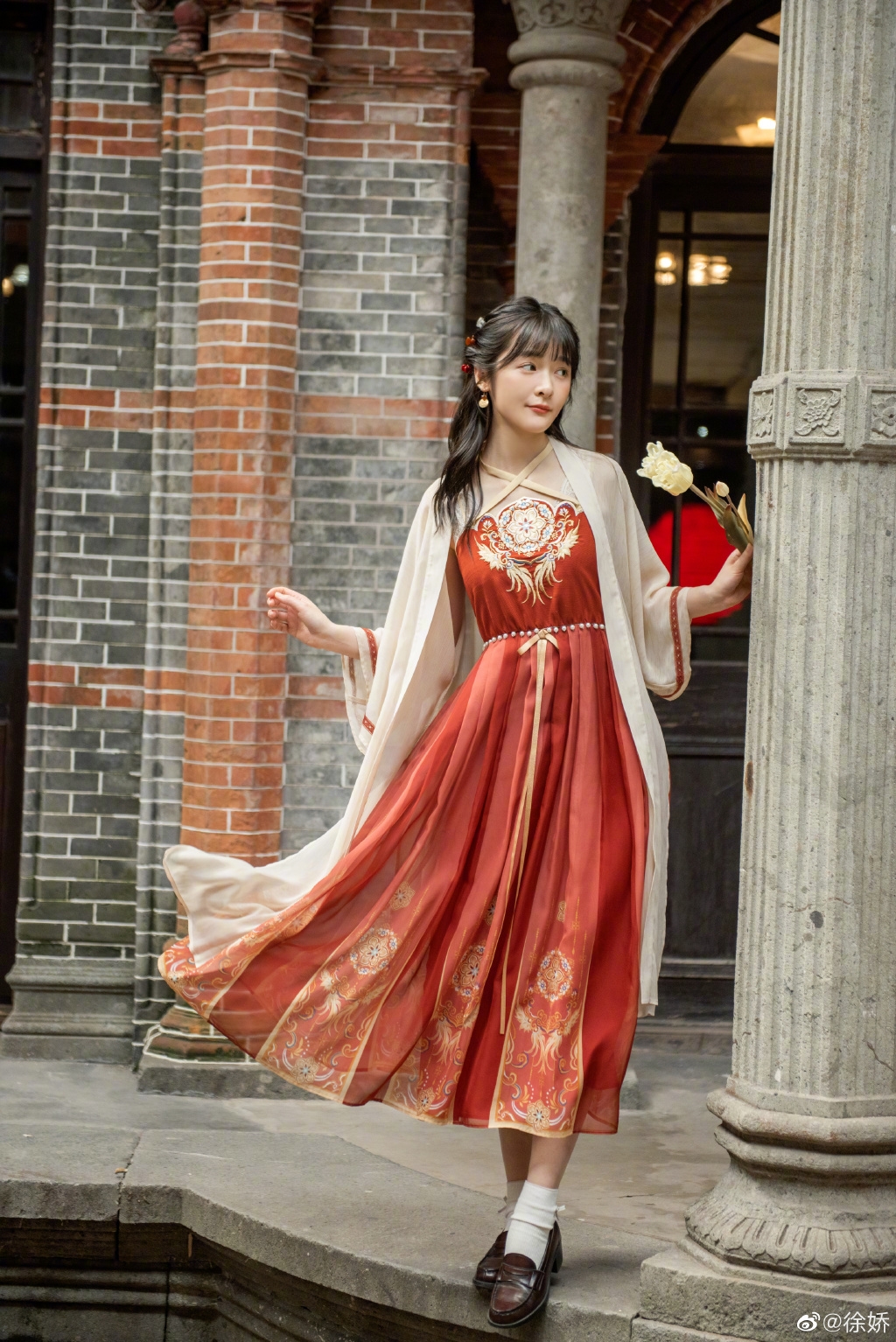 徐嬌穿著改良漢服展現傳統古風之美。