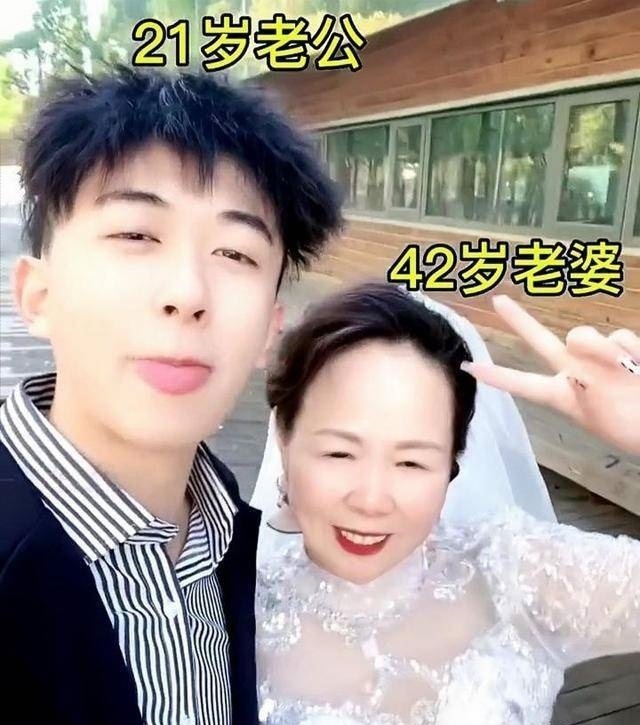 晨光和楠姐幸福結婚的模樣