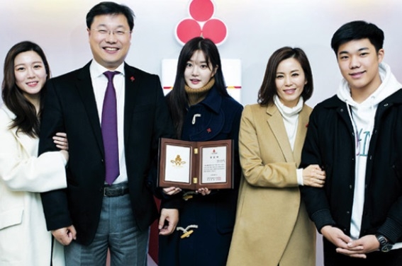 李多寅的繼父李洪憲多次犯下金融詐騙，且一犯再犯。