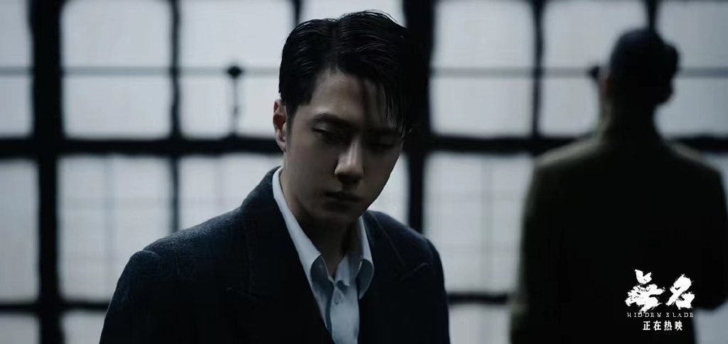 王一博面露愁容,畫面充滿戲劇張力。