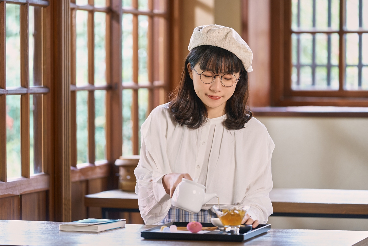 戴上寶島眼鏡ＸSOU·SOU 聯名眼鏡，迎接初春花草齊放的浪漫氣息。