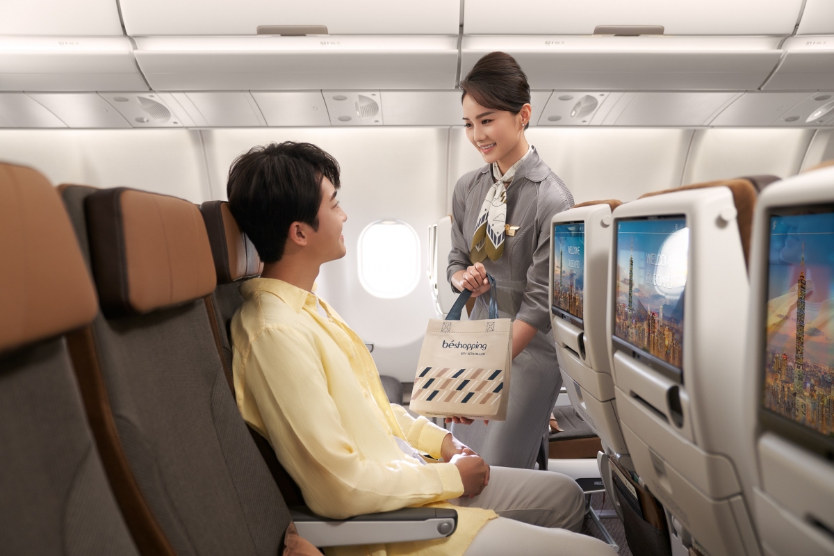星宇航空的空服員與乘客互動