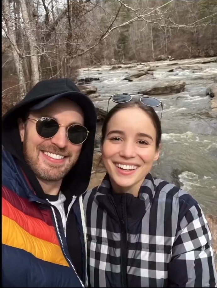 Alba Baptista今年25歲,與美國隊長年齡相差不小