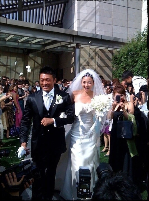 秋成勳和矢野志保大婚時一臉幸福。