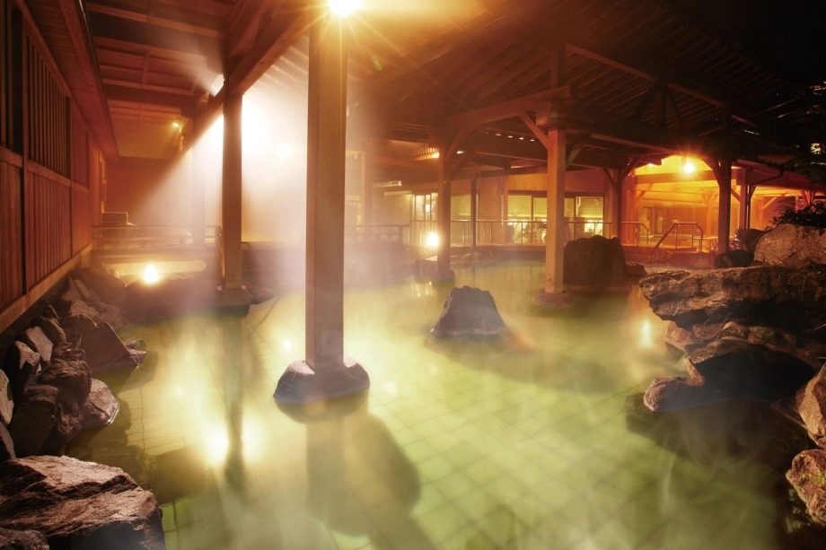 位於新潟縣百年歷史的月岡溫泉鄉有兩家由姊妹分別掌櫃的泉慶、華鳳飯店