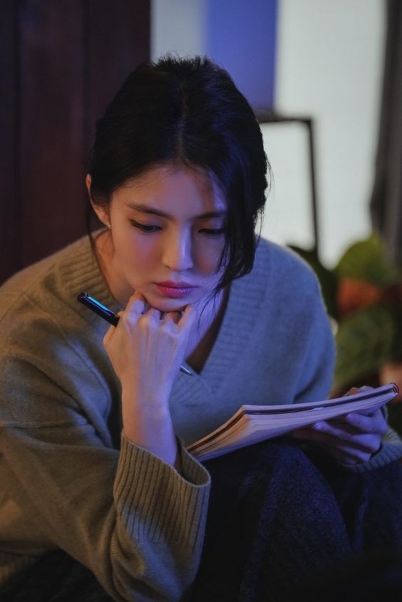 在面試前，進行一些網路搜尋，查看公司的網站、社交媒體賬戶以及媒體報導，了解公司的使命、價值觀、產品或服務、客戶基礎以及聲譽等。