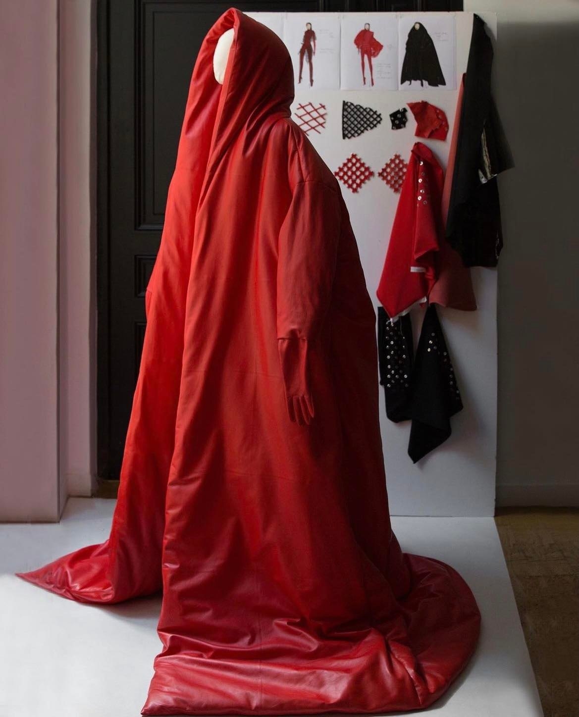 紅色羽絨長袍由Alaïa 創意總監Pieter Mulier 為蕾哈娜量身訂製。