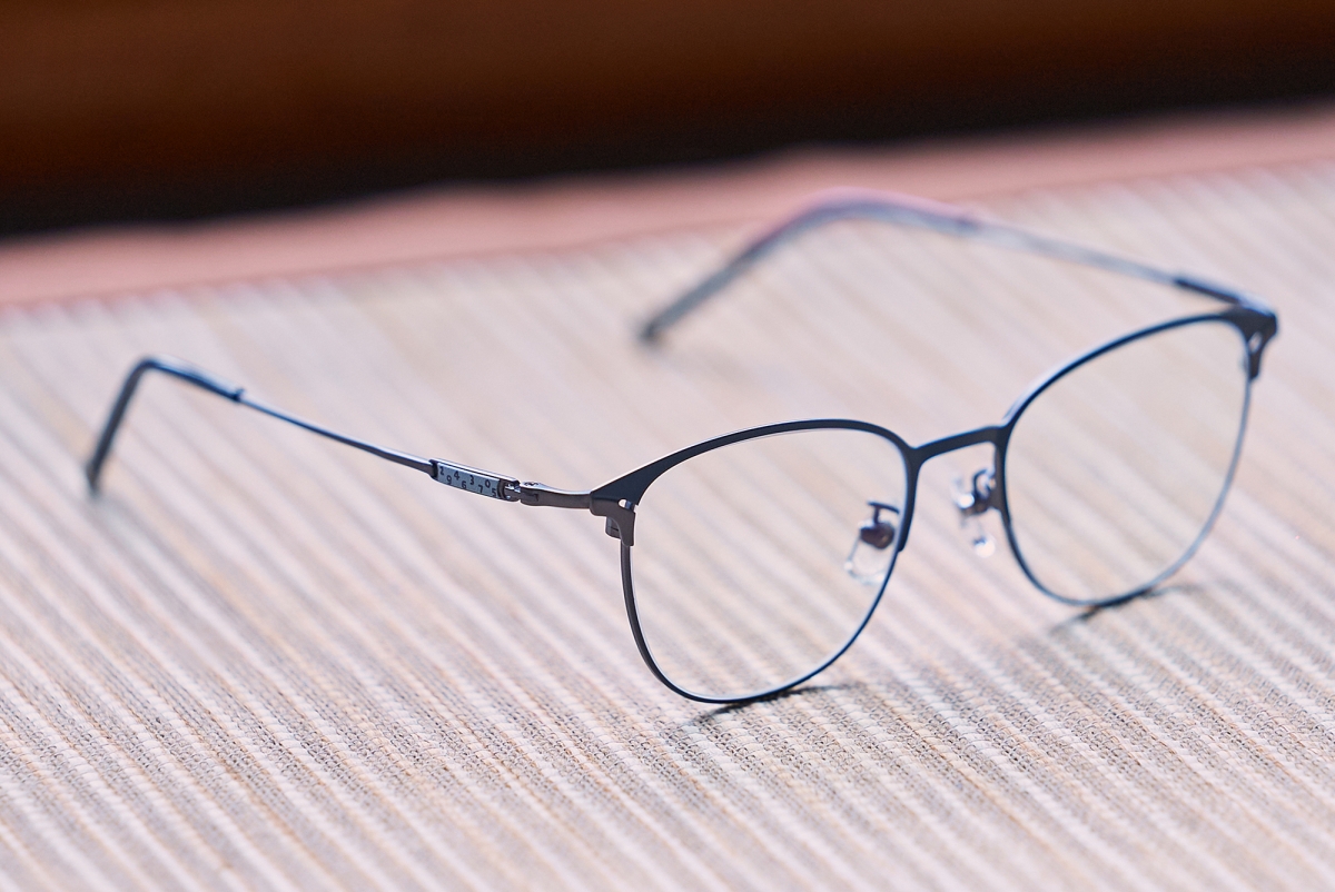 鏡框設計結合 SOU·SOU 經典紋樣「十數」，典雅大方不失活潑趣味。