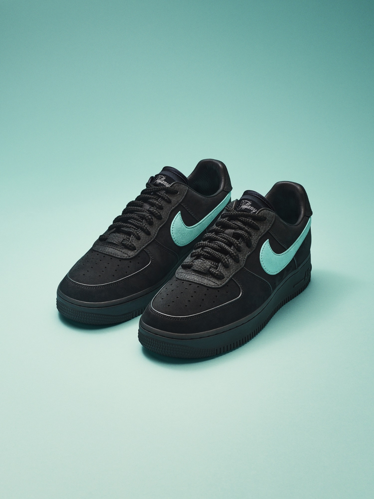 Tiffany & Co.攜手Nike打造傳奇鞋款Nike x Tiffany & Co. Air Force 1 1837, 建議售價$400美元 。