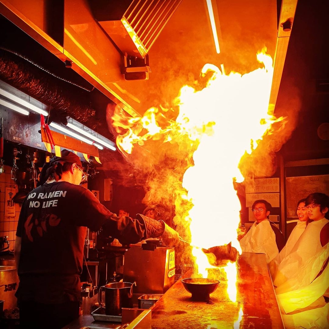 強大烈焰震懾在現場等待用餐的顧客們。