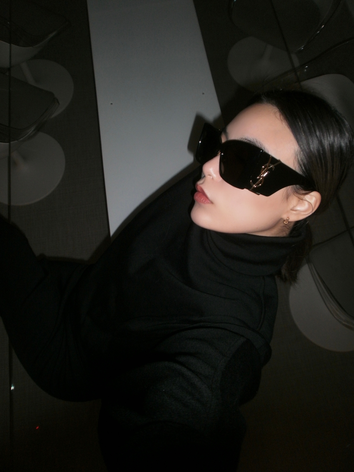 蘇湘涵示範SAINT LAURENT 全新 BLAZE 貓眼墨鏡 。