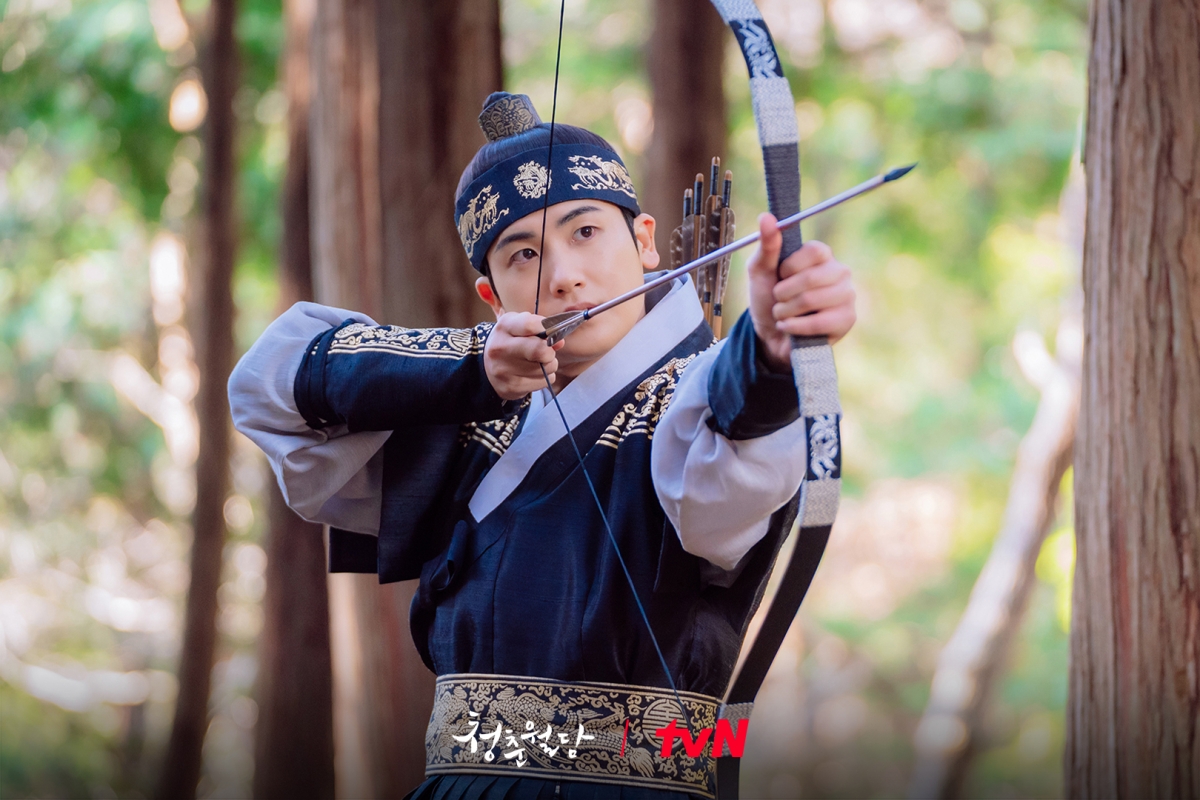 朴炯植在《青春月譚》展現俐落身手，帥氣程度破表。