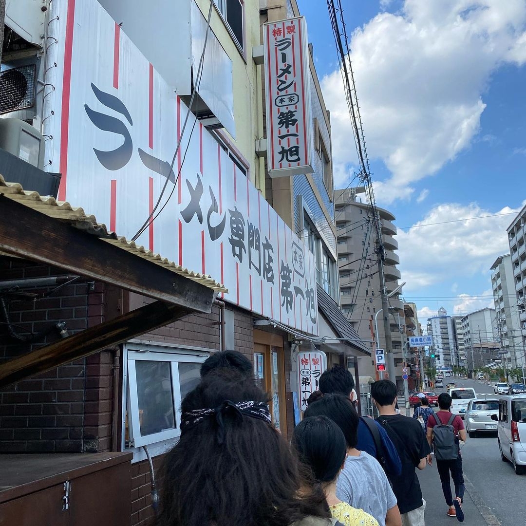 京都拉麵店「めん馬鹿一代」無時無刻都大排長龍。