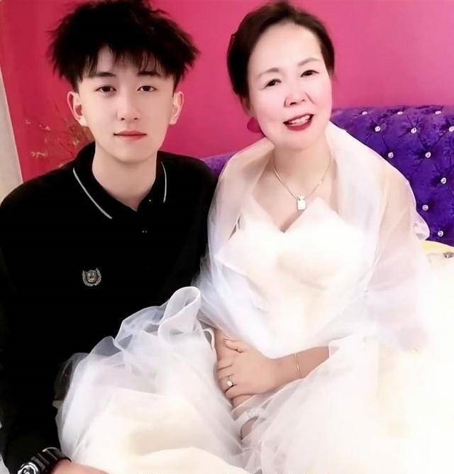 41歲楠姐曬出白紗照