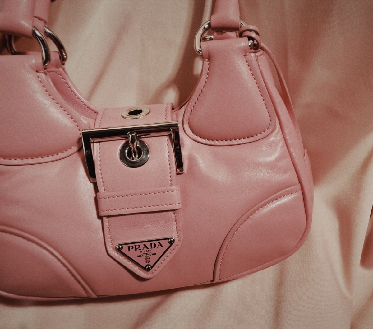 Prada Moon軟墊納帕軟皮手袋NT$ 78,000