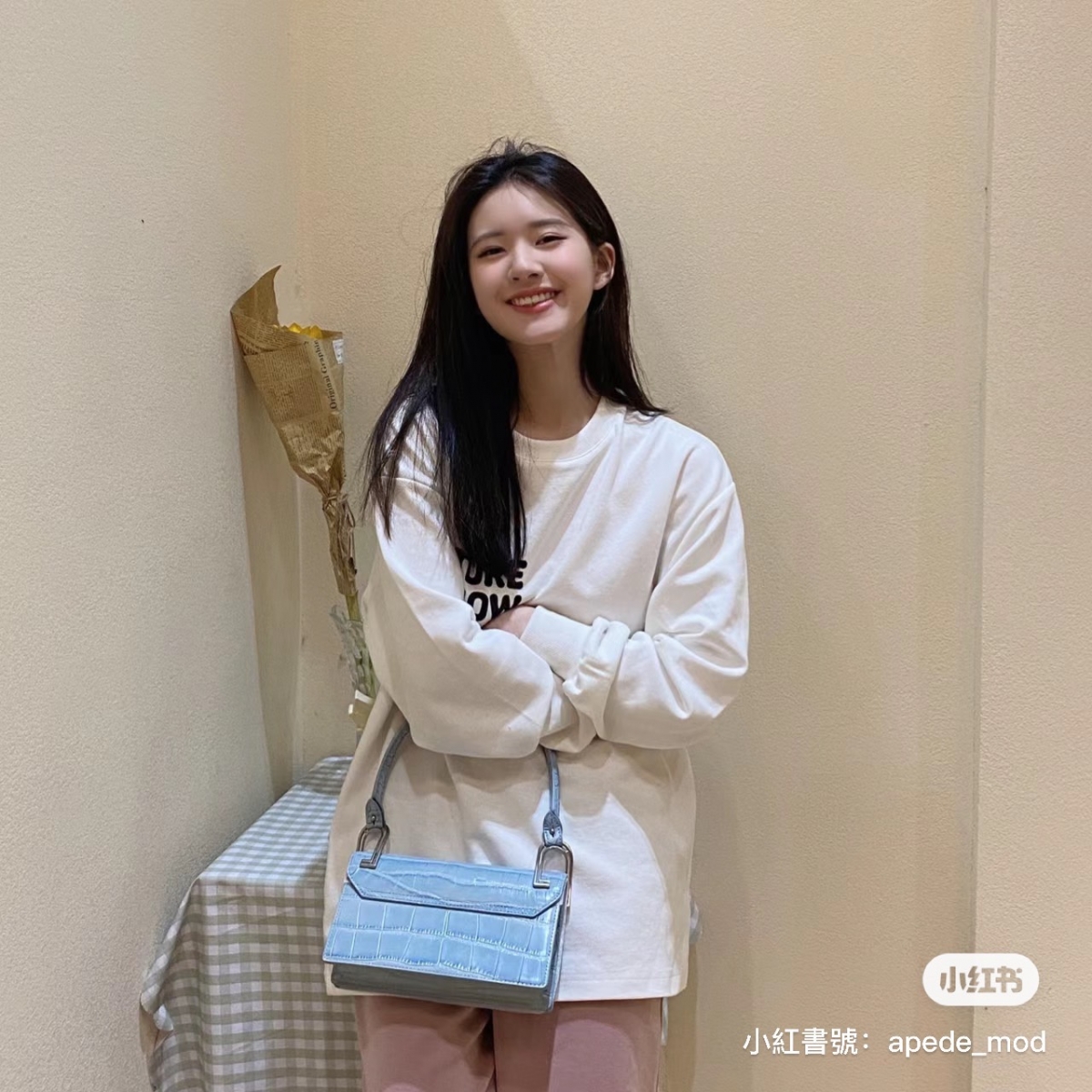 趙露思揹上APEDE MOD手提包