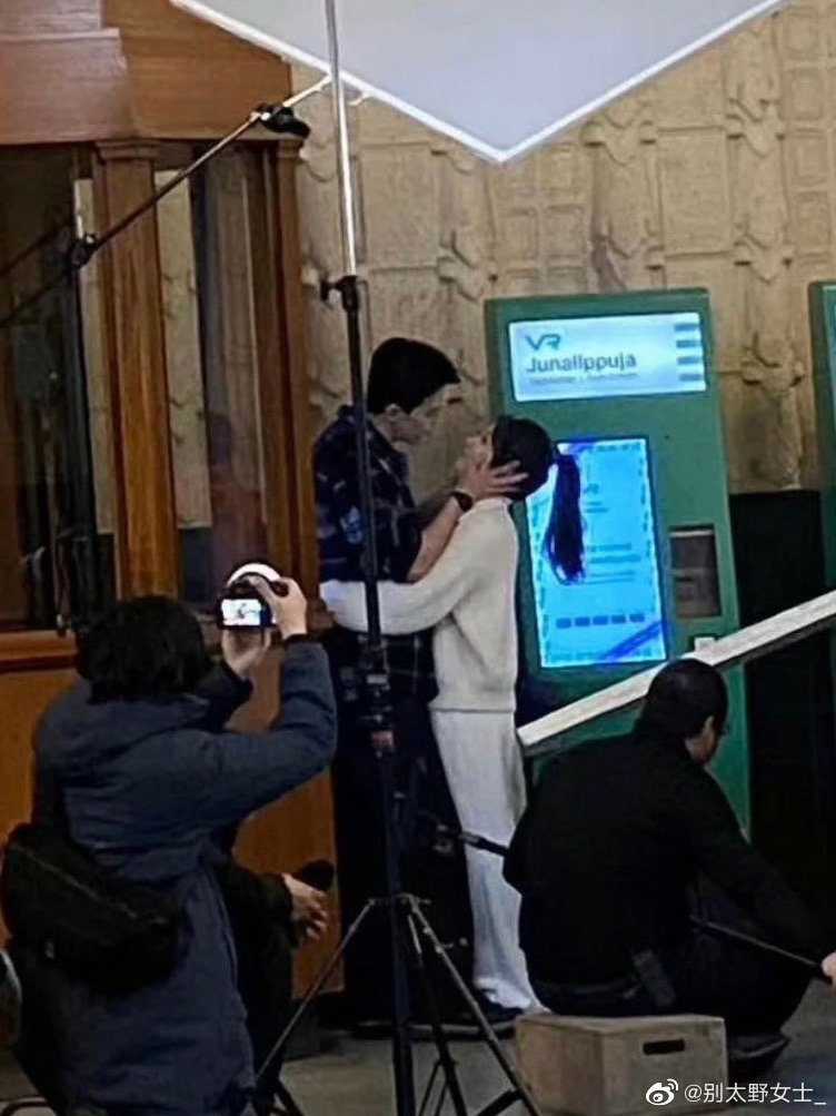 捧臉太過分了嗚嗚！兩人的互動會不會太甜？