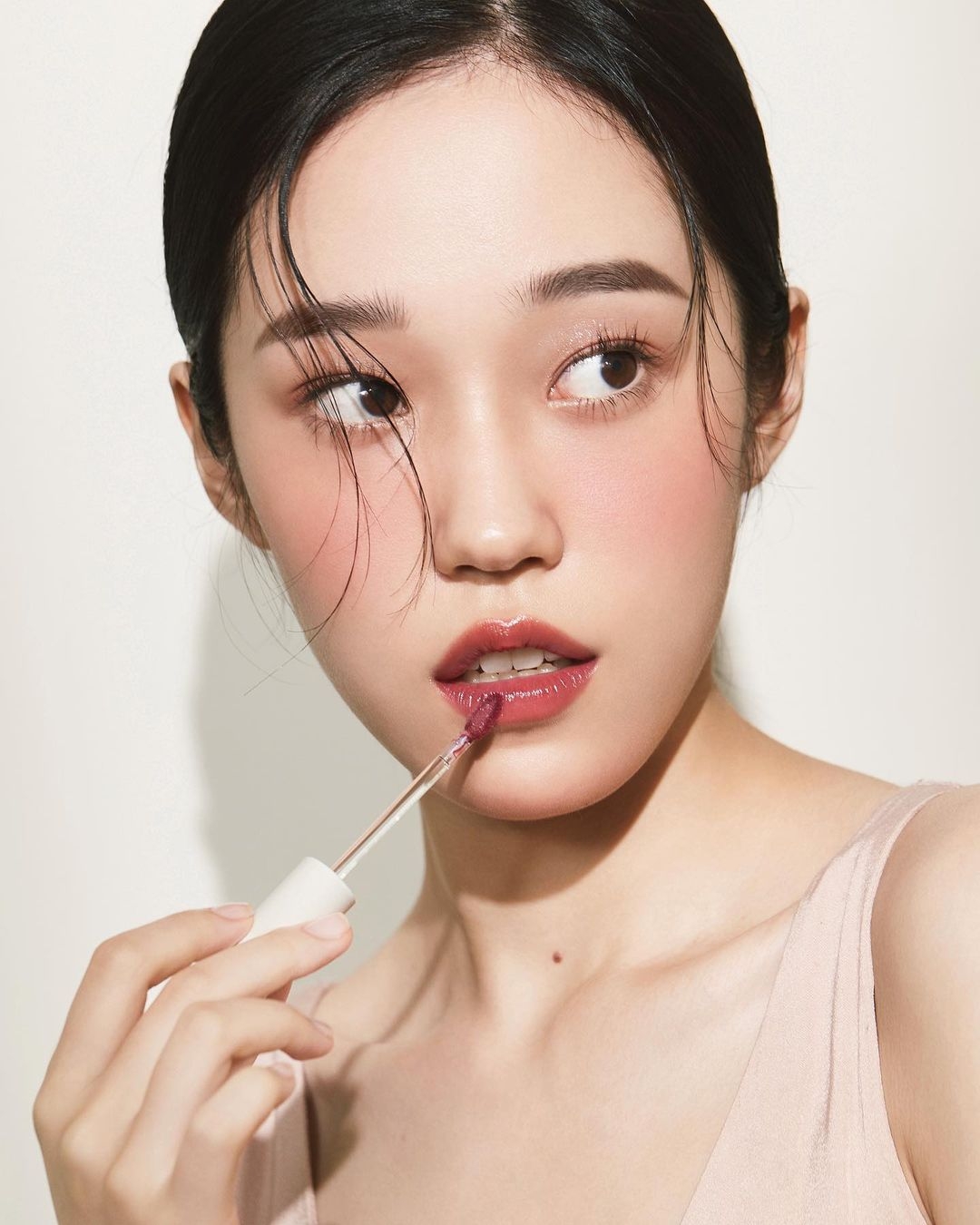 盧允瑞在美妝廣告當中表現優異,模特兒架式十足。