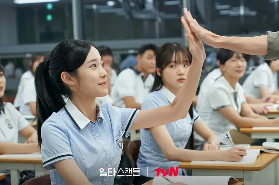 《浪漫速成班》「方秀雅」忌妒「南海伊」的表情相當到位。