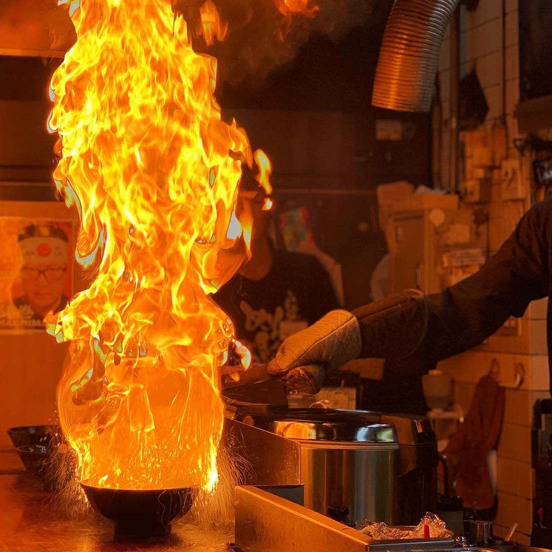 強大的火光驚天一瞬點亮了這間店。