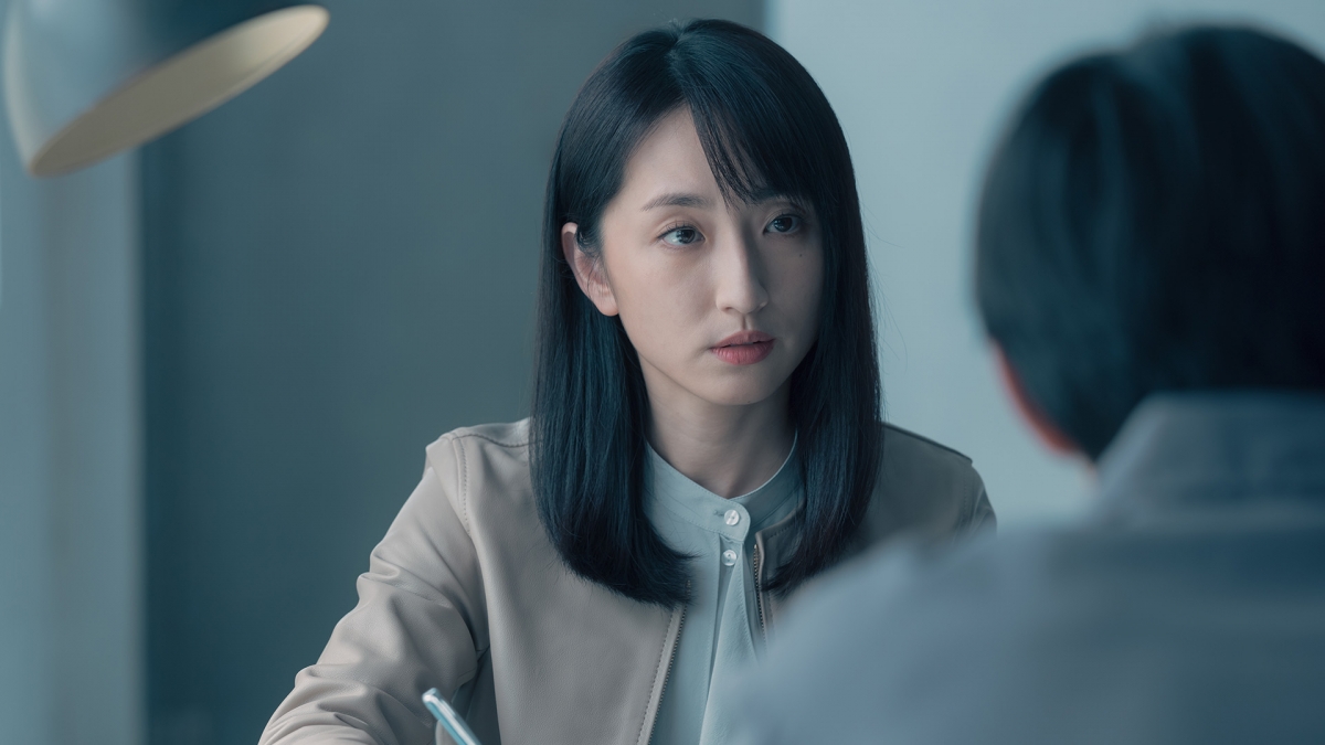 柯佳嬿飾演外冷內熱的心理諮商師「胡允慧」。