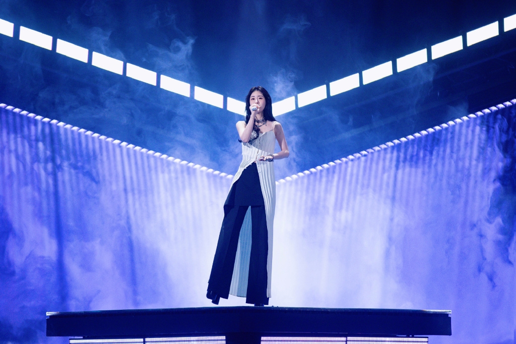 張碧晨將感情經歷和人生閱歷演繹在歌曲中，深情嗓音格外令人動容。