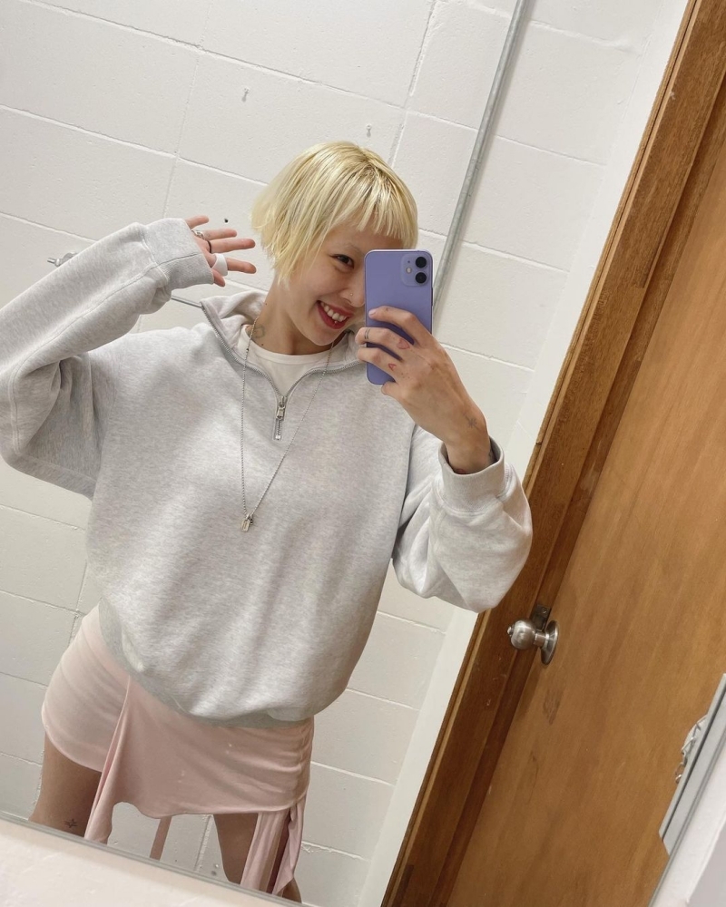 泫雅「耳下激短髮」撞臉DAWN