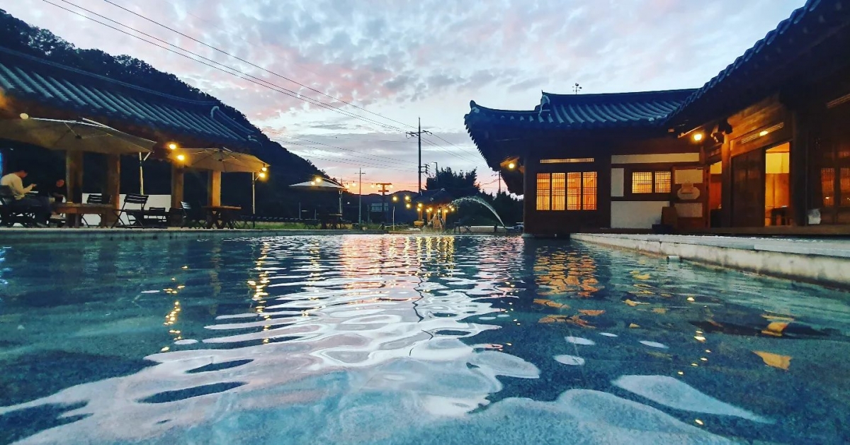 一盞盞溫暖燈光點亮了將入夜的「所陽韓屋」。