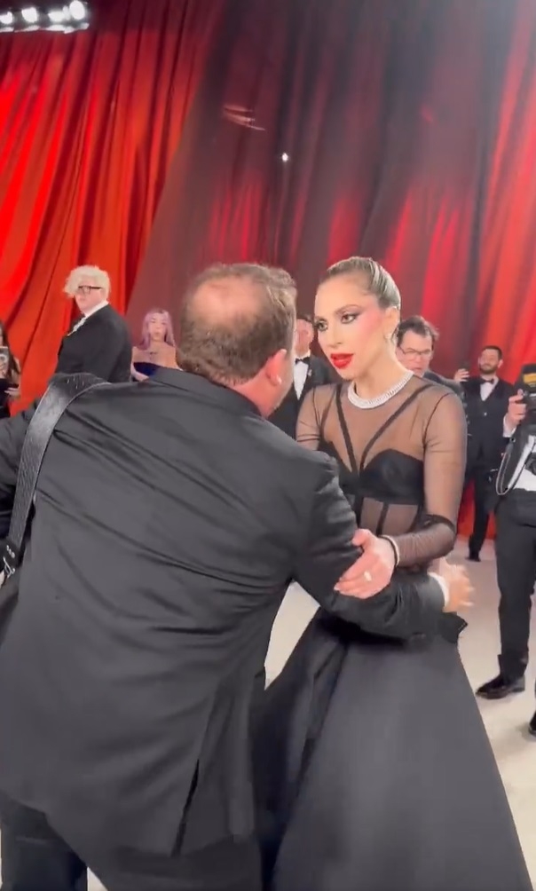 跌倒的攝影師起身感謝女神卡卡。