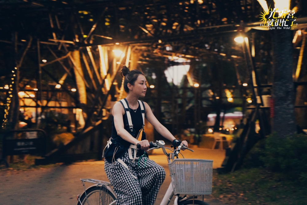謝欣穎開心騎著腳踏車出遊。