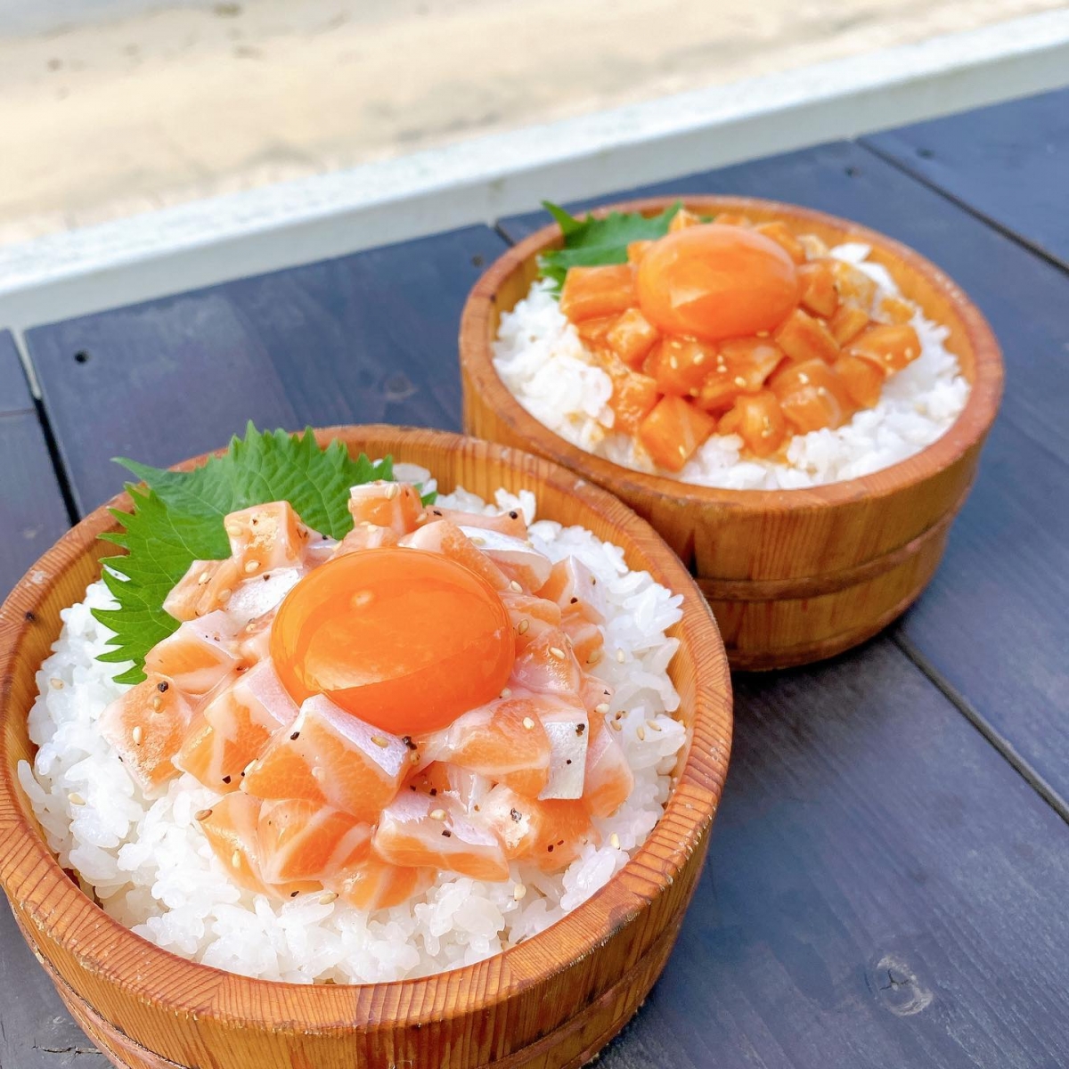 水嫩蛋黃加持下，海鮮丼更加鮮美可口！