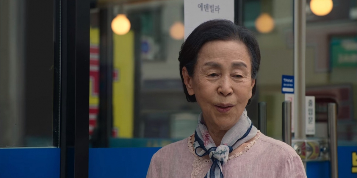 房東老奶奶的兒子因為車禍喪生，失去兒子時的她也曾走過憂鬱低谷。