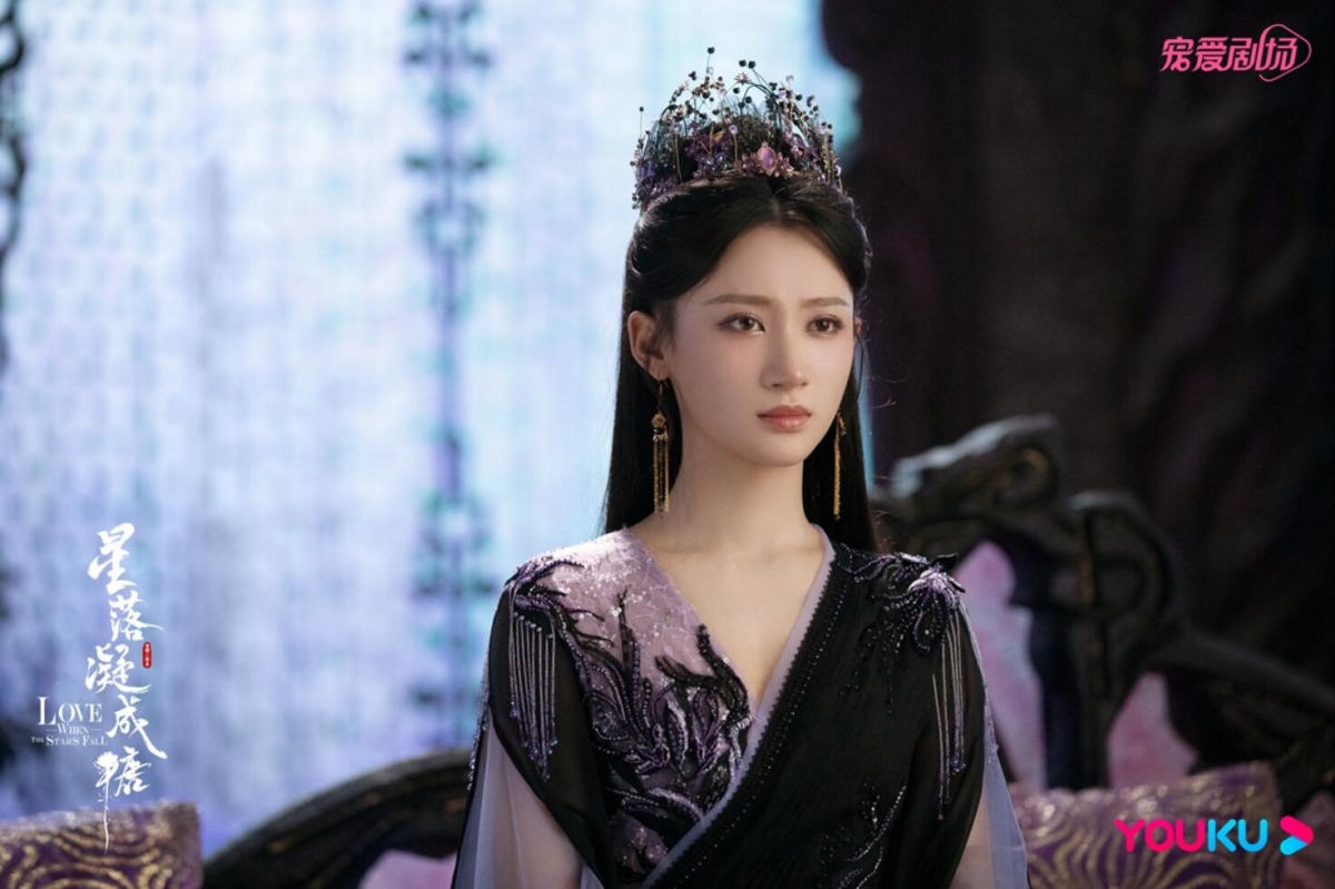 「離光青葵」到沉淵界換上象徵魔界的紫黑衣衫造型也很美呀!