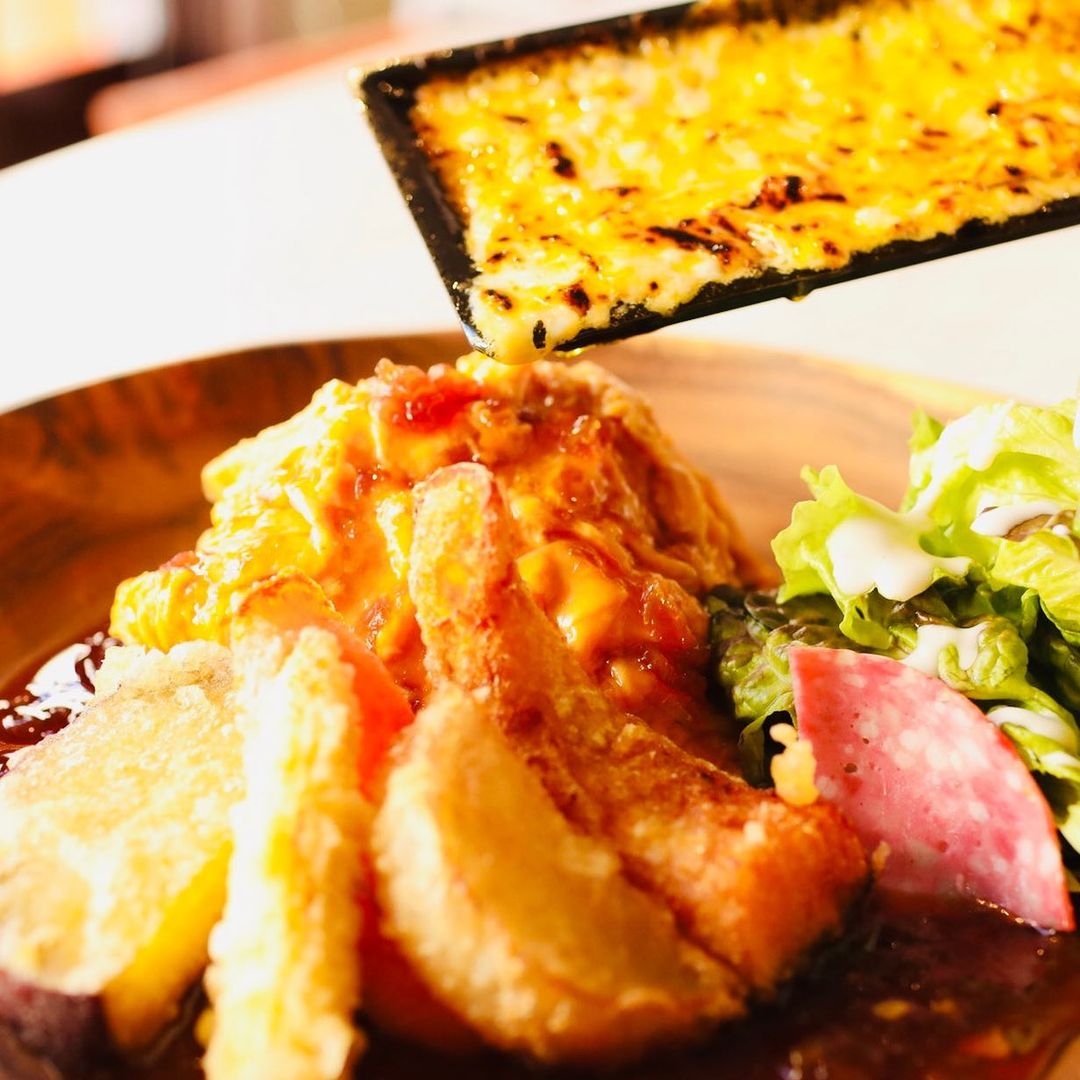 「起司蛋捲飯」富含多種起司，口感香醇濃郁。