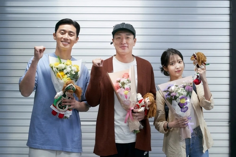 導演、朴敘俊和IU殺青合照