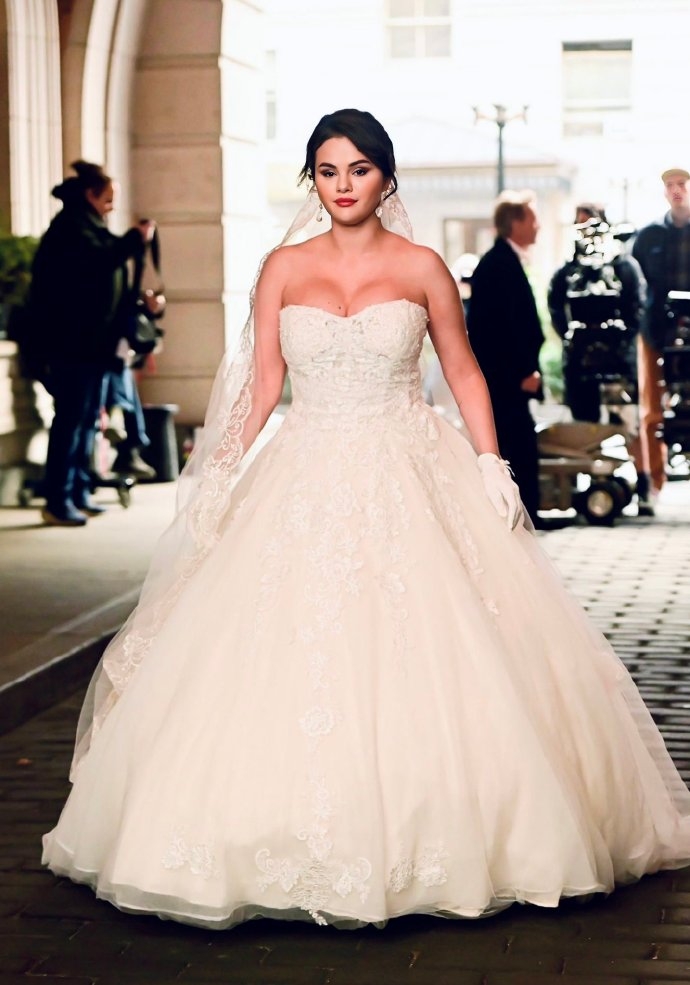 賽琳娜以新娘造型回歸《破案三人行》第三季。