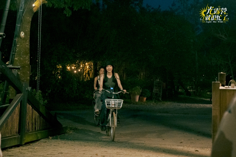 光小姐們為了不洗碗，卯足全力騎車。